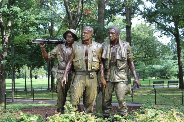 Bronzestatue von drei bewaffneten Soldaten in einem Park