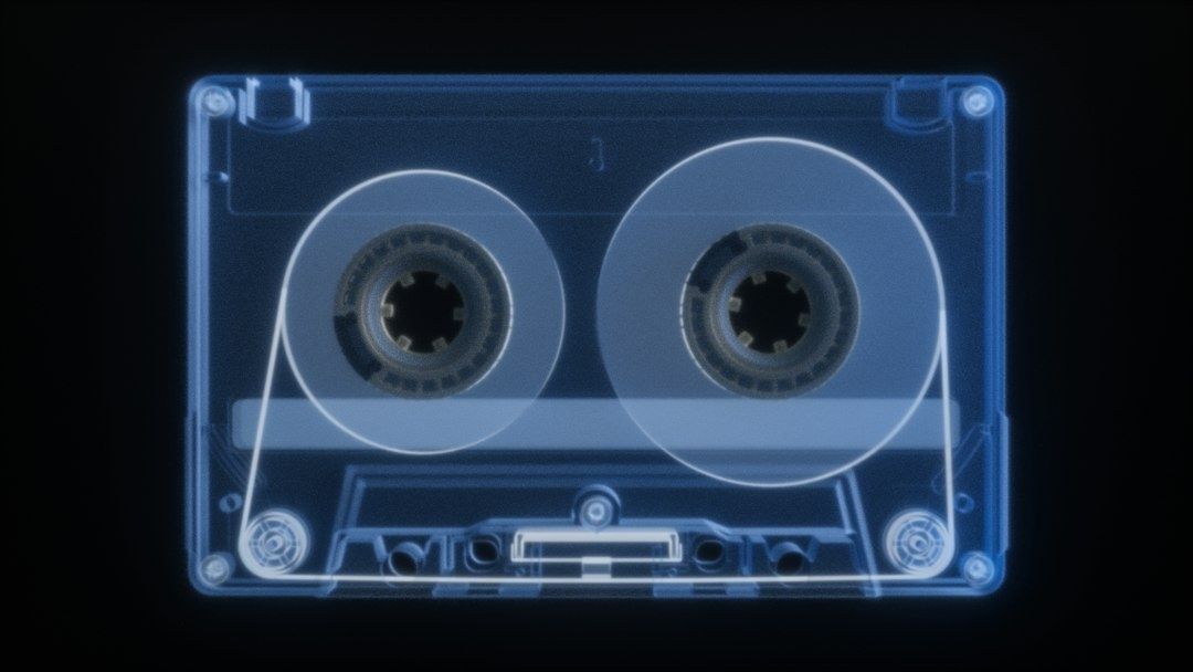 Blau beleuchtete Audiokassette als Symbol für Sprachaufnahmen und Archive